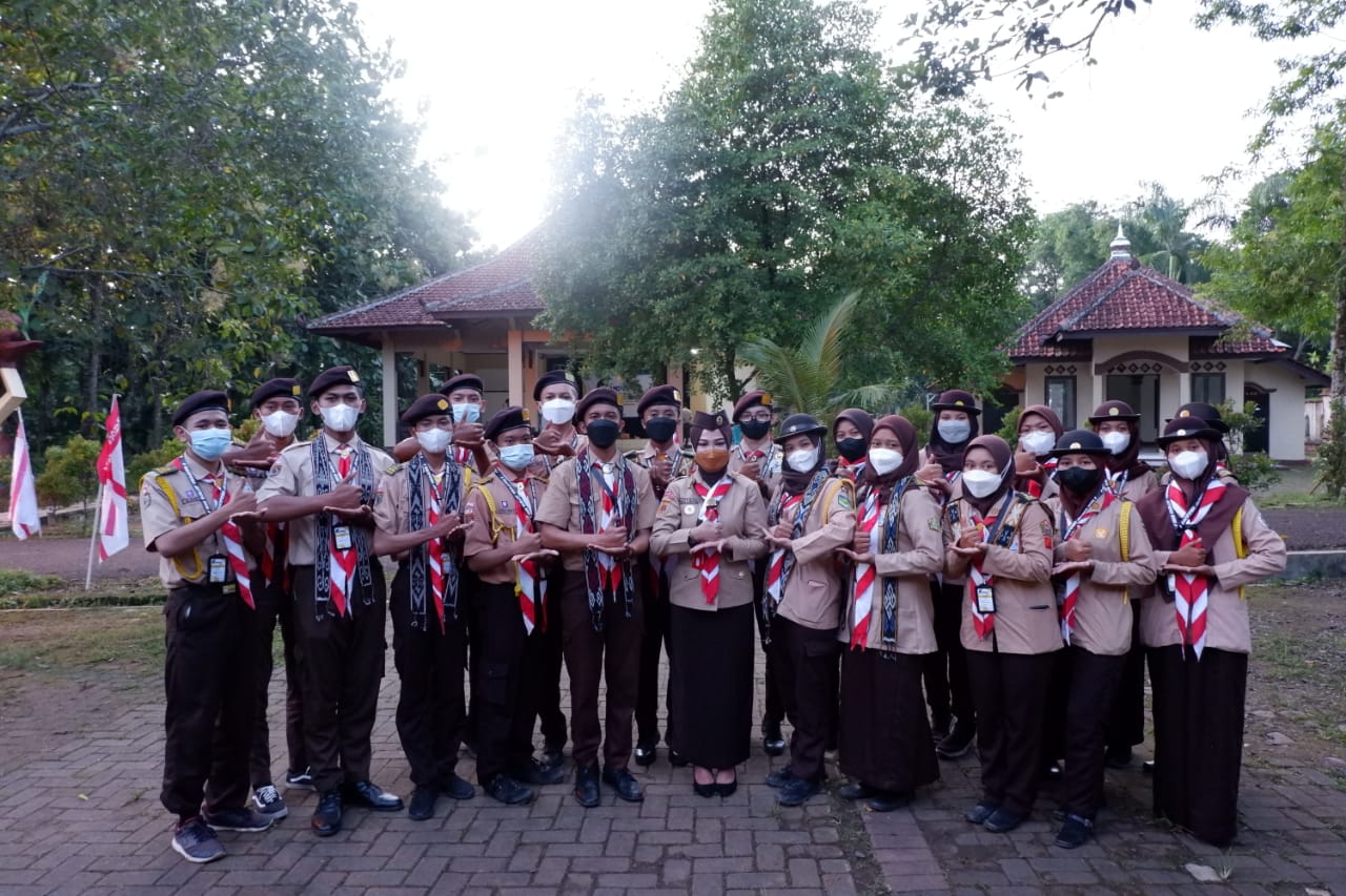 Kak Hesti (tengah) bersama peserta Dianpinsa Kwarda Jateng di Jepara