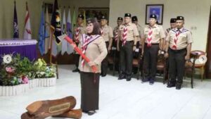 Penggunaan Kapak dan Kayu dalam Kursus Orang Dewasa