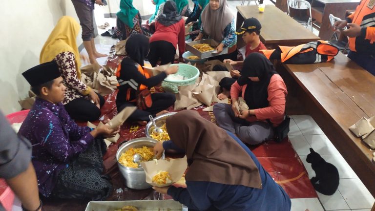 Pramuka Peduli Kwarran Kalinyamatan Jepara Siapkan Makanan Warga Terdampak Banjir